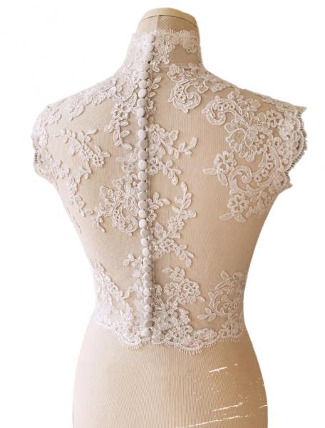 Hoch geschlossenes, halb-transparentes Top